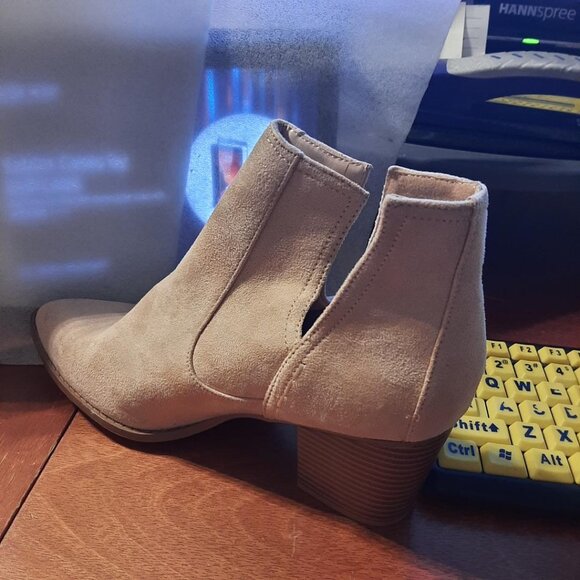 NEW ! ZBY Women Suede Bootie Cream Size 9.5 - Picture 2 of 6